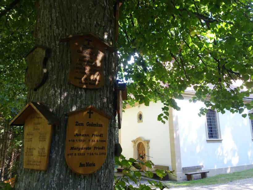Totenbretter um die Waldkapelle Heinersreuth